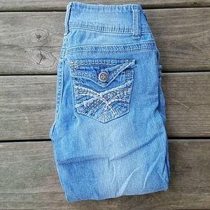 💥 No Boundaries Factory Faded Distressed Capris